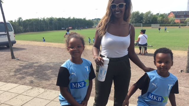 Syskonen Maliya och Adam med mamma Rukiya tyckte att fotbollsskolan var toppen.