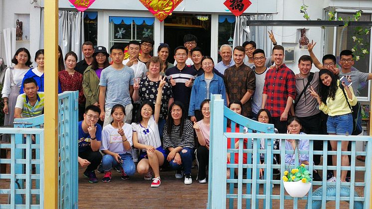 In Qingdao: Gruppenbild mit den HdWM-Studenten Timo Grünzinger und Pascal Blaumeiser.