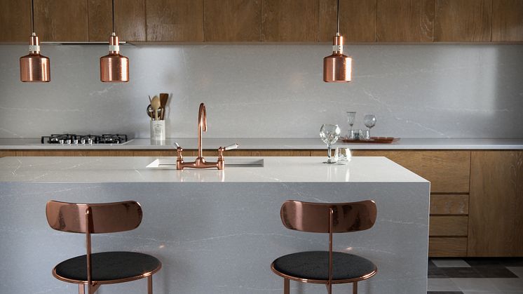 En stilren köksö, bänkskiva och stänkskydd i nya Silestonefärgen Desert Silver. Alla foton utav Ellie Lillstrom