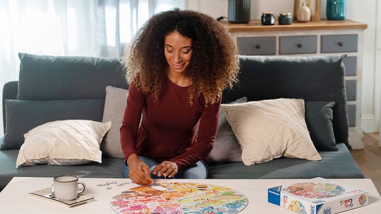 Circle of Colors er en ny pusleserie fra Ravensburger, hvor motiverne er designet af udvalgte kunstnere fra forskellige lande og kulturer.