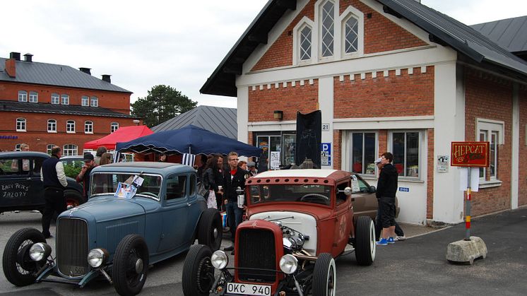 Kustombilar, bågar, retro frisering, BBQ, tatuering och livemusik på HepCat Day den 25 maj