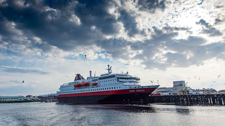 MS Kong Harald er ett av tre hybridskip i Hurtigrutens flåte. Neste år kommer nok et hybridskip til flåten etter at MS Nordlys skal oppgraderes med blant annet nye motorer og batteripakker. Foto: Ørjan Bertelsen / Hurtigruten