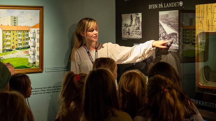 Museumspedagog Line R. Wikan forteller elevene hvordan det var å være barn i Oslo for 100 år siden. 