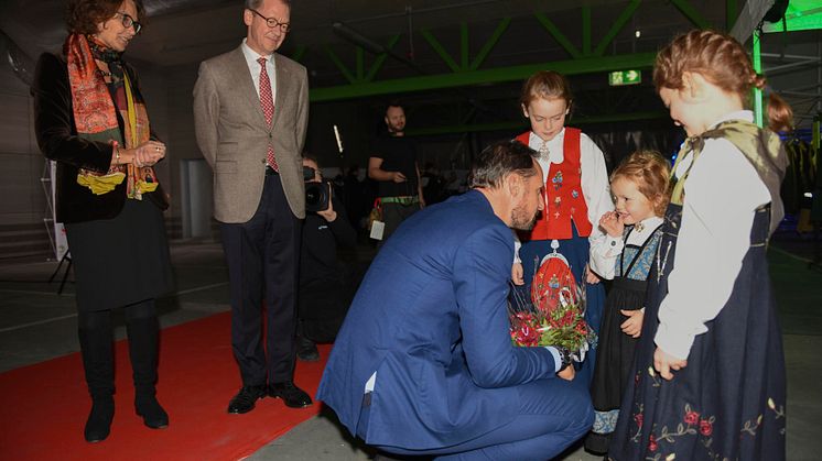 Kronprinsen får overrakt blomster av Hedda (9), Erle (7) og Oda (3) Woll-Villa. 
