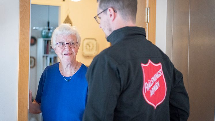 För äldre som har svårt att ta sig från sin bostad kan Frälsningsarmén göra hembesök. 