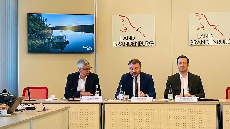 Heute wurden die Tourismuszahlen 2024 vorgestellt (v.l.n.r.: Florian Engels, Regierungssprecher; Daniel Keller, Wirtschaftsminister Brandenburg; Christian Woronka, Geschäftsführer TMB Tourismus-Marketing Brandenburg GmbH). Foto: TMB / Birgit Kunkel 