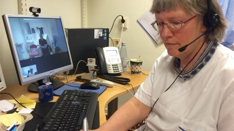 Doktor och patient på distans