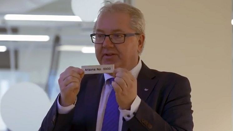 Anton Strand i Canon Norge med beviset på at Pulp Grafisk mottar Arizona nr 5000