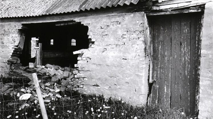 Viggo Rivad: Fotografi fra serien "Forladt Hus". Betitlet og signeret. Vurdering: 2.000-4.000 kr.