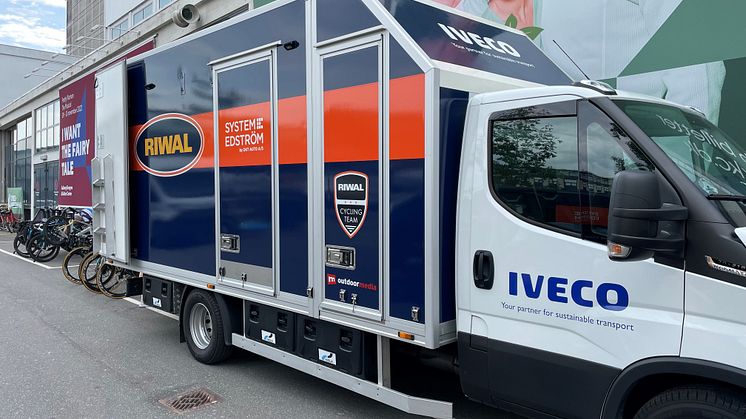 På et år kører Riwal omkring 30.000 km, og snart har de netop udskiftet deres første IVECO Daily efter et års kørsel. Om et par uger kan de derfor køre rundt med en ny, smart 7-tons IVECO Daily, som er den mest lastbare varevogn i det lette segment.