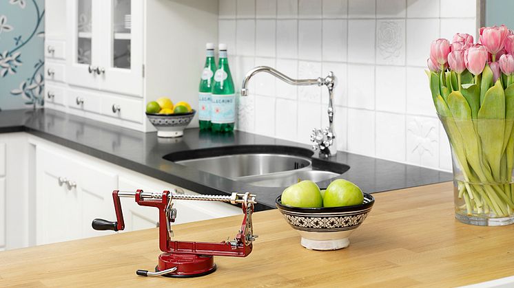 Äppelskalare röd i kök