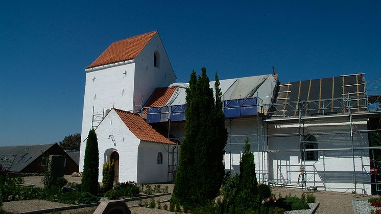 Gadbjerg Kirke renoveres med røde håndbearbejdede Dantegl vingetagsten.