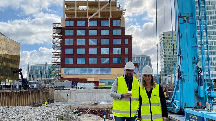 Johan Andersson och Emma Trygg från Kareli Search & Interim framför Fyrtornet som håller på att växa fram. 