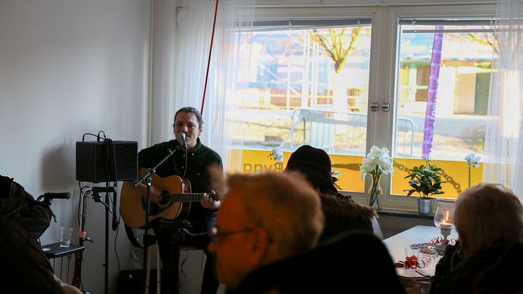 Pablo Copa bjuder på härlig musikunderhållning på trygghetsboendet.