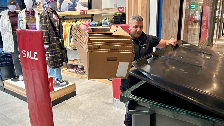 Ragn-Sells Kamal Bikazzan hämtar kartong ute hos en av Välas butiker. Den nya avfallshanteringen på Väla har gjort att återvinningsgraden ökat markant.