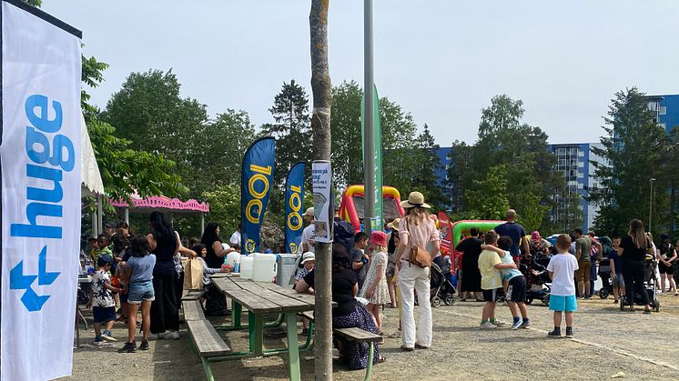 Fullt av Flemingsbergsbor som vill vara med och fira 50 år. 