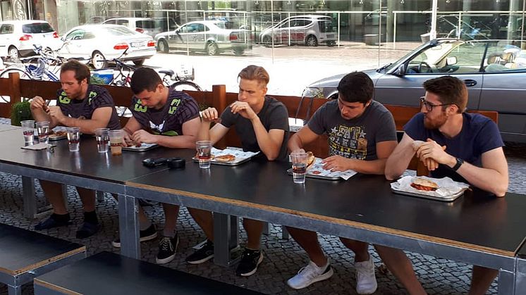 Finalisten beim ersten Leipziger Burger-Wettessen