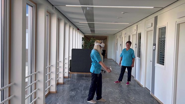 Socialtjänstens personal demonstrerar förflyttningsteknik med VR