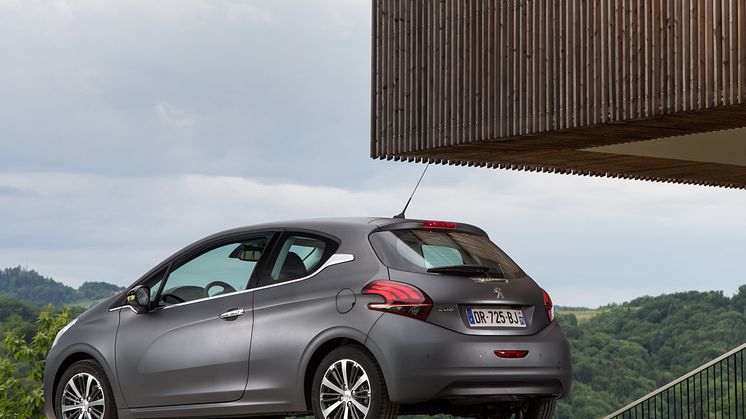 Premiär för Peugeot 208 klädd i ”haute couture” lack 