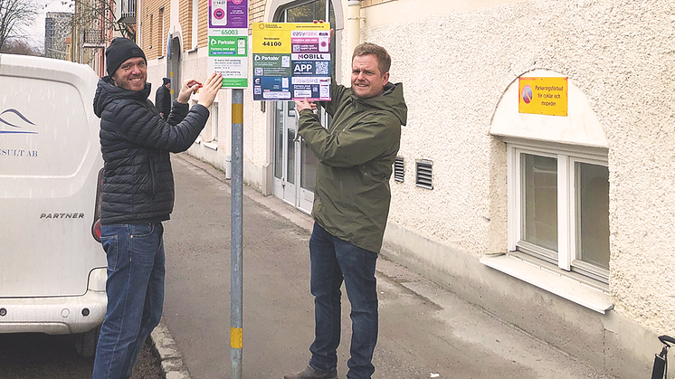 Fredrik Gustafsson, verksamhetsutvecklare och Jonas Orgum, ordförande, förbereder inför att nya skyltar ska sättas upp.