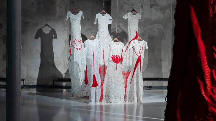 Installation vie/Installationsbild Delta & Sediment, 2019 "Revised the Dress Code", 2008 Yasmin Jahan Nupur 