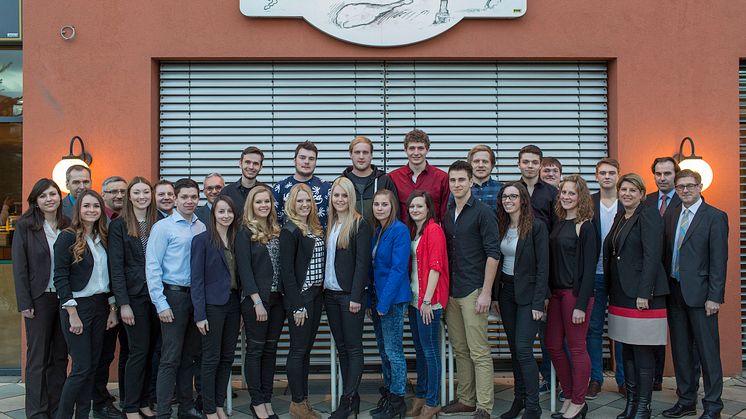Foto: Die Absolventen aus Regensburg und das Personal- und Ausbildungsteam des Bayernwerks sowie der Siemens AG, die die technische Ausbildung in Regensburg betreuen.