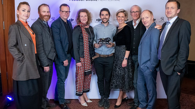 The happy winner with the jury (Lisa Marie Potthoff, Stephan Wagner, Matthias Brandt, Barbara Stelzner, Bernardo Bacalhau, Daniela Fette-Rakowski, August Zirner, Simon Schwarz, Florian Ferstl)