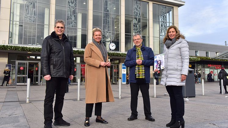 Arnulf Rybicki (Baudezernent der Stadt Dortmund), NRW-Verkehrsministerin Ina Brandes, Hubert Jung (Verkehrsvorstand DSW21) und Sylvia Uehlendahl (Leiter Tiefbauamt der Stadt Dortmund), von links nach rechts.