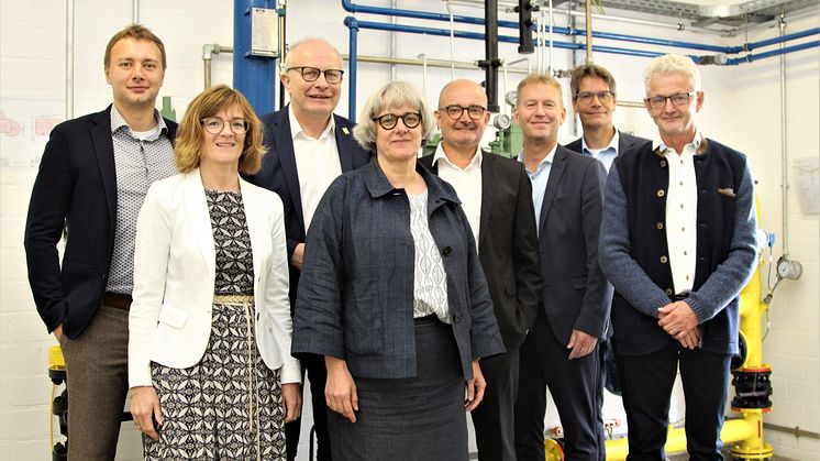 Setzen auf Wasserstoff (v. l.): Steve Flechsig, WW, Ute Dülfer, Bürgermeisterin Lichtenau, Bernhard Hoppe-Biermeyer, MdL, Staatssekretärin Silke Krebs, Andreas Speith und Jürgen Noch, WW, Prof. Rene Fahr, Uni Paderborn, und Reinhard Kahmen, AVE PB.