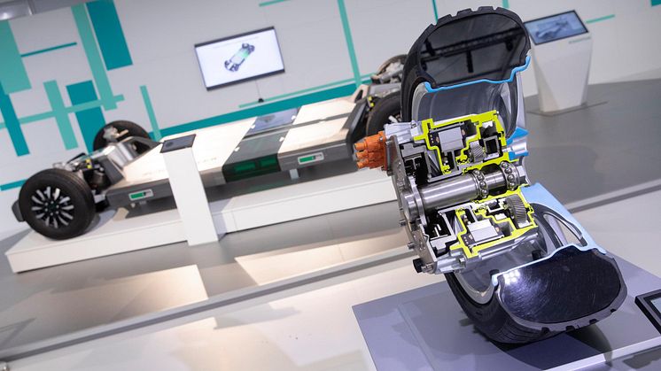 All the components needed for propulsion and braking are integrated directly into the wheel rim, rather than being positioned centrally or mounted on the drive axles. This saves space and makes the vehicles much more maneuverable in city traffic.