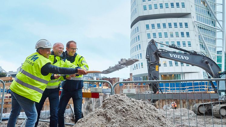 Niklas Kassam (produktionschef Midroc Properties), Peter Syrén (VD Midroc Properties) och Erik Herder (projektchef Midroc Properties) tar ett symboliskt första spadtag på byggarbetsplatsen som är granne med Turning Torso.