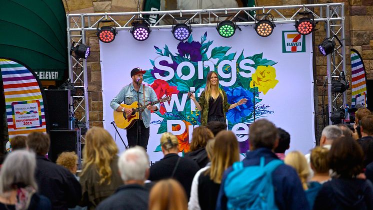 Ace Wilder hyllar Sam under Songs with Pride