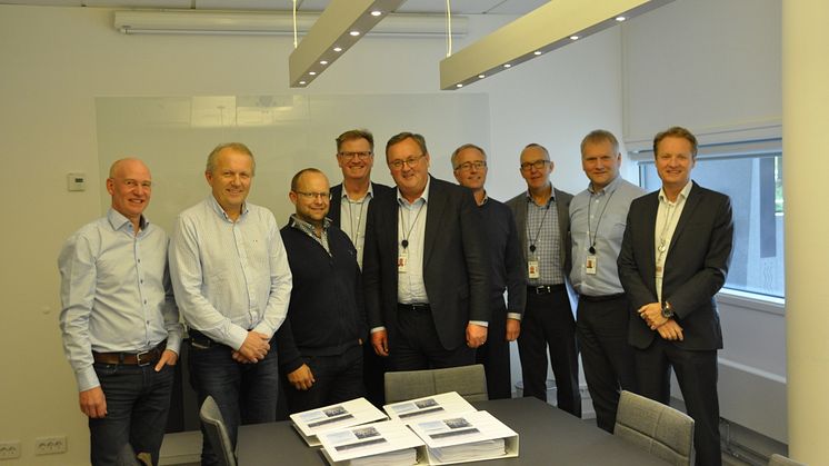 Fra signering av kontrakten. Fra venstre Morten Moe, Ivar Roland og Johan Hansson fra PEAB og Haakon Alfstad, Steinar Bysveen, Jan Petter Birkeland, Torleif Sætrevik og Bjørn Solberg fra Statkraft og Eivind Torblaa fra Fosen Vind