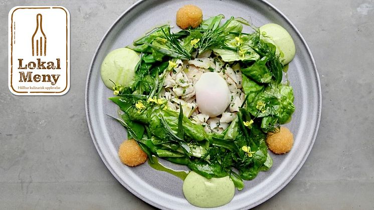 James Ebbezon vår koordinator och kock inspirerar med recept och vackra serveringar med lokala råvaror, som denna lokala sommarlunch från hjärtat av Skaraborg. Bakat ägg med aborre, grönt efter säsong, sötsur dillmajo och löjrom från Vänern.