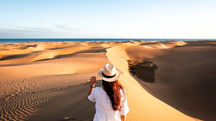 spain-gran-canaria-oman-exploring-dunes-1310170841-full