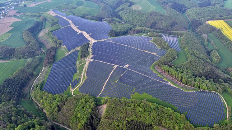 Aus dem Solarpark Karlshausen in der Südeifel erhält Arla Foods zukünftig Grünstrom.