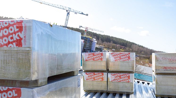 ROCKWOOL tillverkar stenullsisolering. Bilden är från bygget av Glöstorpsskolan i Göteborg 2020.