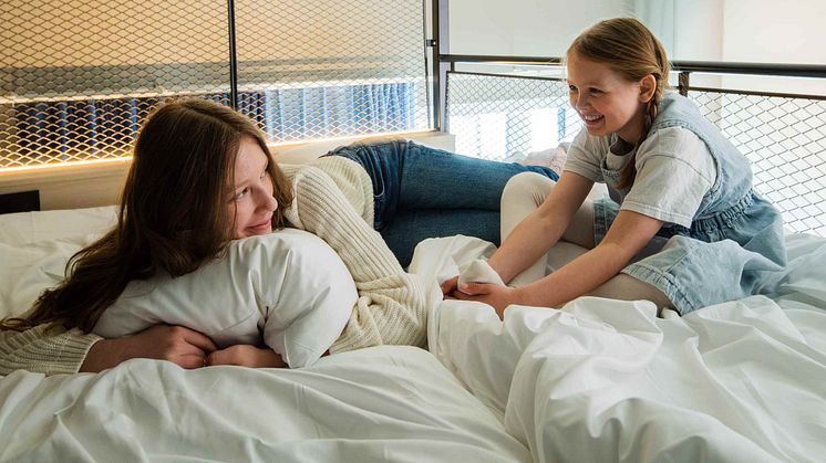 Barna koser seg på hemsen på Citybox Helsinki