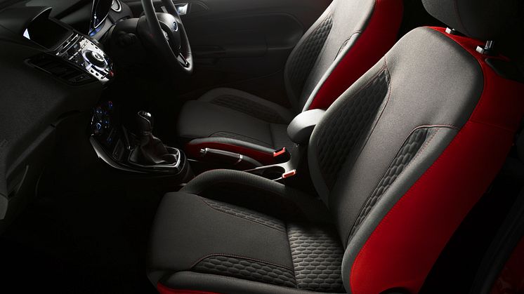 Ford Fiesta Red og Black Edition også med matcende interiør i rødt og svart.
