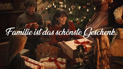 Zum Fest der Familie belebt McDonald’s Deutschland die Tradition der Weihnachtsgurke wieder