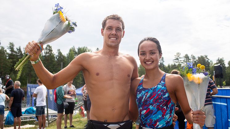 Diogo Villarino och Samantha Arevalo, segrare Vansbro Halvsim 2018 på herr- respektive damsidan. Foto: Mickan Palmqvist