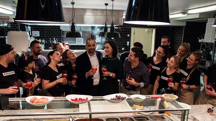Matthias Seliger feiert mit seiner Frau Anna und seinem Team das 10. Jubiläum der L'Osteria Neumarkt - das erste Franchise-Restaurant der italienischen Markengastronomie.