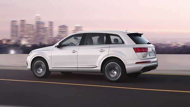 Q7 white side