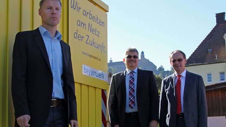 Foto: vl. Im Netzcenter Kulmbach haben Netzbauleiter Thomas Balzar, Netzdiensteleiter Konrad Walter und der für die Region Oberfranken verantwortliche Edgar Müller die aktuellen Maßnahmen in der Region vorgestellt.