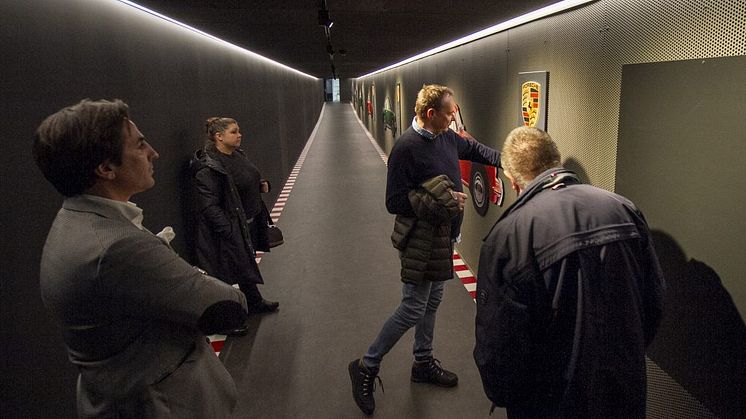 Glenn Steiner til venstre har høye ambisjoner for Porsche-senteret på Billingstad. Her viser han hvordan de har omgjort korridoren til en reise i Porsche-historien.
