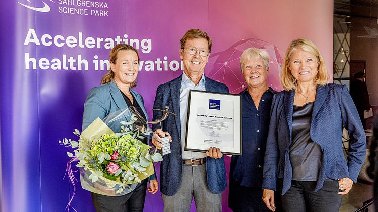 Photo: Ceremony at Park Annual on 7 Oct 2021. From the left: Charlotta Gummeson, CEO, Sahlgrenska SP, Anders Hyltander, Surgical Science, Anna-Carin Olin, PExA, Marianne Dicander Alexandersson, Chairman of the Board, Sahlgrenska SP