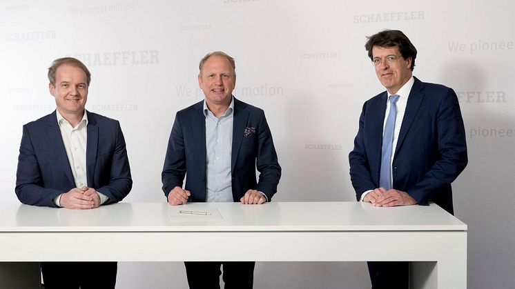 Schaeffler och H2 Green Steel intensifierar sitt samarbete. Från höger till vänster: Klaus Rosenfeld, CEO på Schaeffler AG, Henrik Henriksson, CEO på H2 Green Steel, samt Andreas Schick, COO på Schaeffler AG.