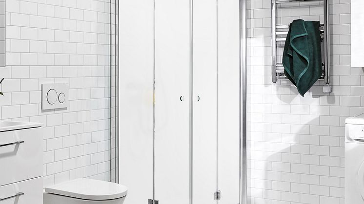 Det frostade glaset ger ett diskret insynsskydd och ett stilrent och elegant intryck.