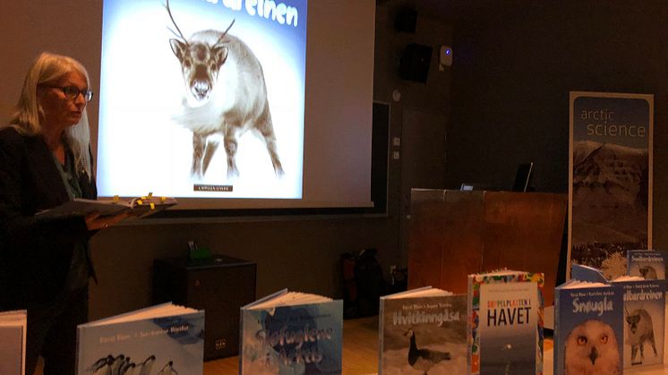 Forfatter Kirsti Blom lanserte denne uken sin bok "Svalbardreinen", skrevet i samarbeid med forsker Åshild Ønvik Pedersen. Her ser vi Kirsti Blom i formindelse med lanseringen på Svalbard denne uken.