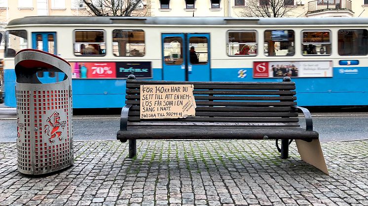 På ett fyrtiotal parkbänkar och soptunnor runt om i stan syns  Göteborgs Räddningsmissions gerillakampanj.